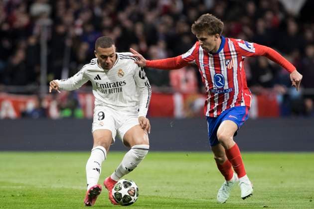 UEFA champions league - Atletico de Madrid vs Real Madrid MADRID,SPAIN - 12 March: Kylian Mbappe of Real Madrid and Pablo Barrios of Atletico de Madrid in action during UEFA champions league 2024 25 round of 16 second leg match between Atletico de Madrid and Real Madrid at Riyadh Air Metropolitano Stadium. (Photo by Guillermo Martinez) Madrid Riyadh Air Metropolitano Stadium Spain Copyright: xGuillermoxMartinezx