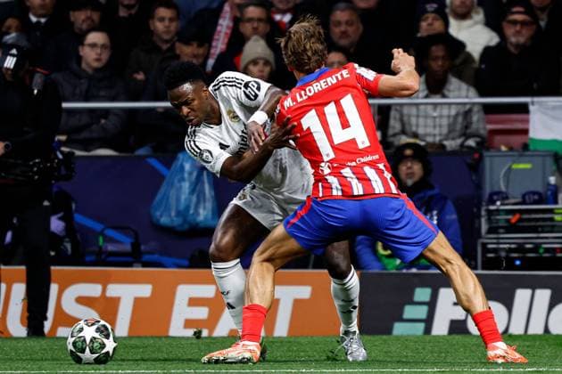 Vinicius Junior of Real Madrid battles with Marcos Llorente of Atlà tico Madrid Atletico Madrid v Real Madrid, UEFA Champions League, Round of 16, Second Leg, Football, Riyadh Air Metropolitano Stadium, Madrid, Spain - 12 Mar 2025 EDITORIAL USE ONLY No use with unauthorised audio, video, data, fixture lists, club league logos or live services. Online in-match use limited to 120 images, no video emulation. No use in betting, games or single club league player publications. Copyright: xRubenxAlbarran Shutterstockx 15188186w