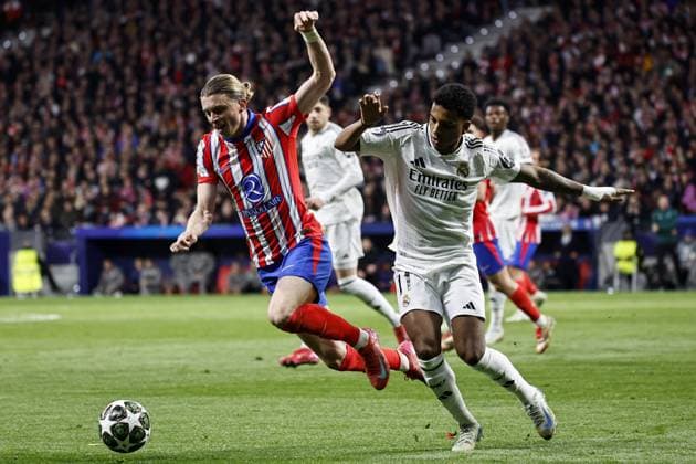Conor Gallagher of Atlà tico Madrid battles with Rodrygo of Real Madrid Atletico Madrid v Real Madrid, UEFA Champions League, Round of 16, Second Leg, Football, Riyadh Air Metropolitano Stadium, Madrid, Spain - 12 Mar 2025 EDITORIAL USE ONLY No use with unauthorised audio, video, data, fixture lists, club league logos or live services. Online in-match use limited to 120 images, no video emulation. No use in betting, games or single club league player publications. Copyright: xRubenxAlbarran Shutterstockx 15188186aa