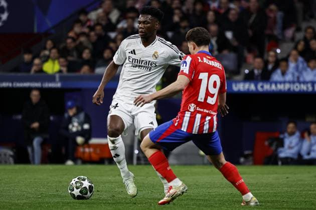 Aurà lien Tchouamà ni of Real Madrid (L) under pressure from Julian Alvarez of Atlà tico Madrid (R) Atletico Madrid v Real Madrid, UEFA Champions League, Round of 16, Second Leg, Football, Riyadh Air Metropolitano Stadium, Madrid, Spain - 12 Mar 2025 EDITORIAL USE ONLY No use with unauthorised audio, video, data, fixture lists, club league logos or live services. Online in-match use limited to 120 images, no video emulation. No use in betting, games or single club league player publications. Copyright: xRubenxAlbarran Shutterstockx 15188186y