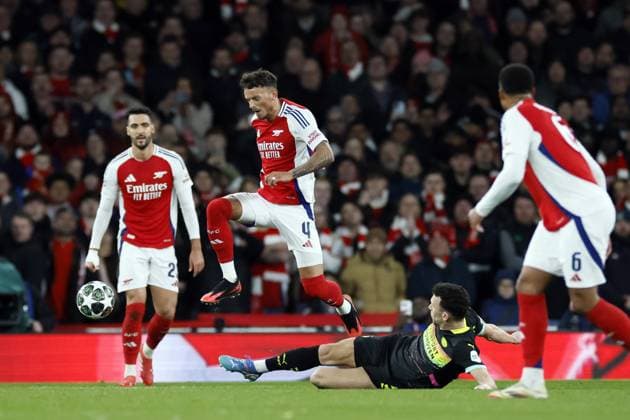 LONDON - (l-r) Ben White of Arsenal FC, Ivan Perisic or PSV Eindhoven during the UEFA Champions league match between Arsenal FC and PSV Eindhoven at Emirates Stadium on March 12, 2025 in London, England. ANP KOEN VAN WEEL UEFA Champions League 2024 25 Round of 16 Second Leg 2024 25 xVIxANPxSportx xxANPxIVx 522216052 originalFilename: 522216052.jpg
