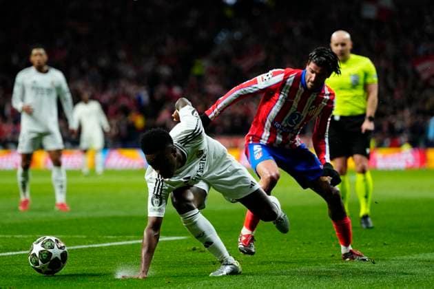 Atletico de Madrid v Real Madrid C.F. - UEFA Champions League 2024 25 Round of 16 Second Leg Vinicius Junior left winger of Real Madrid and Brazil and Rodrigo de Paul central midfield of Atletico de Madrid and Argentina during the UEFA Champions League 2024 25 UEFA Champions League 2024 25 Round of 16 second leg match between Atletico de Madrid and Real Madrid C.F. at Estadio Riyadh Air Metropolitano on March 12, 2025 in Madrid, Spain. Madrid Spain  Copyright: xJosexBretonx originalFilename:bretonhernandez-atletico250312_npnuL.jpg