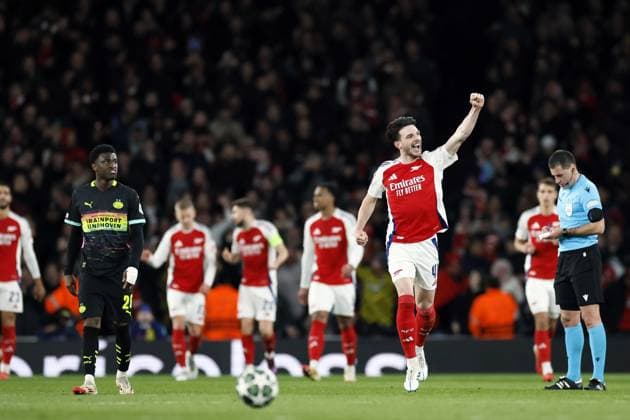 LONDON - (l-r) Isaac Babadi of PSV Eindhoven balks, Declan Rice of Arsenal FC celebrates the 2-1 during the UEFA Champions league match between Arsenal FC and PSV Eindhoven at Emirates Stadium on March 12, 2025 in London, England. ANP KOEN VAN WEEL UEFA Champions League 2024 25 Round of 16 Second Leg 2024 25 xVIxANPxSportx xxANPxIVx 522216781 originalFilename: 522216781.jpg