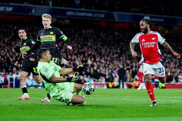 Raheem Sterling of Arsenal goes through one on one with the goalkeeper but his shot is saved by Walter Benitez of PSV Eindhoven (L) Arsenal v PSV Eindhoven, UEFA Champions League, Round of 16, Second Leg, Football, Emirates Stadium, London, UK - 12 Mar 2025 EDITORIAL USE ONLY No use with unauthorised audio, video, data, fixture lists, club league logos or live services. Online in-match use limited to 120 images, no video emulation. No use in betting, games or single club league player publications. Copyright: xAndrewxFosker Shutterstockx 15188185ay