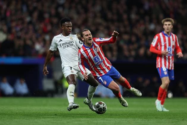 ESP: Atletico de Madrid - Real Madrid. UEFA Champions League match. Round of 16. Second Leg. Antoine Griezmann of Atletico de Madrid and Vinicius Junior of Real Madrid during the UEFA Champions League match, Round of 16, second leg, between Atletico de Madrid and Real Madrid played at Riyadh Air Metropolitano Stadium on March 12, 2025 in Madrid Spain. kpng Copyright: xAntonioxPozox xPRESSINPHOTOx AP_250312_ATL_RMA_UCL_037