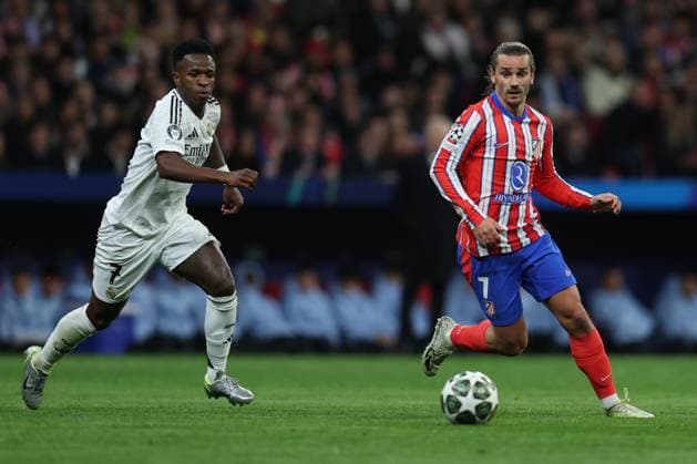 ESP: Atletico de Madrid - Real Madrid. UEFA Champions League match. Round of 16. Second Leg. Antoine Griezmann of Atletico de Madrid and Vinicius Junior of Real Madrid during the UEFA Champions League match, Round of 16, second leg, between Atletico de Madrid and Real Madrid played at Riyadh Air Metropolitano Stadium on March 12, 2025 in Madrid Spain. kpng Copyright: xAntonioxPozox xPRESSINPHOTOx AP_250312_ATL_RMA_UCL_034