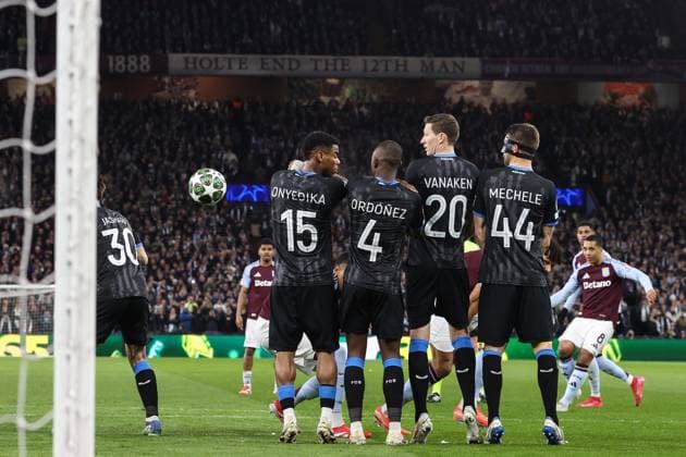 Aston Villa gegen Club Brugge 12. März 2025, Aston UEFA Champions League, Achtelfinale, Rückspiel Aston Villa gegen Club Brugge Ein Freistoß von Youri Tielemans von Aston Villa umkurvt die Abwehrmauer von Club Brugge und wird abgewehrt Foto Charlotte Wilson Abseits Aston UK  Copyright: xCharlottexWilsonx xOffsidexOffside