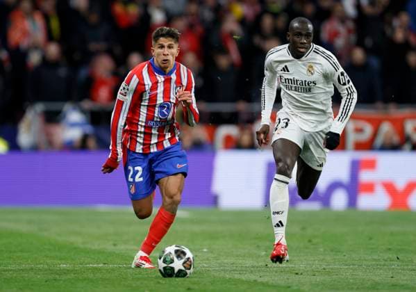 Atletico de Madrid v Real Madrid C.F. - UEFA Champions League 2024 25 Round of 16 Second Leg Giuliano Simeone of Atletico Madrid and Ferland Mendy of Real Madrid CF challenge during the UEFA Champions League 2024 25 UEFA Champions League 2024 25 Round of 16 second leg match between Atletico de Madrid and Real Madrid C.F. at Estadio Civitas Metropolitano on March 12, 2025 in Madrid, Spain. Madrid Estadio Metropolitano Spain Spain Copyright: xRichardxSellers Sportsphoto APLx 14061030