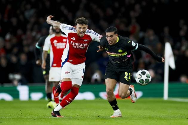 LONDON - (l-r) Ben White of Arsenal FC, Couhaib Driouech of PSV Eindhoven during the UEFA Champions league match between Arsenal FC and PSV Eindhoven at Emirates Stadium on March 12, 2025 in London, England. ANP KOEN VAN WEEL UEFA Champions League 2024 25 Round of 16 Second Leg 2024 25 xVIxANPxSportx xxANPxIVx 522218925 originalFilename: 522218925.jpg