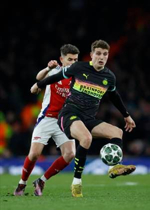 Arsenal FC v PSV Eindhoven - UEFA Champions League 2024 25 Round of 16 Second Leg Jorginho of Arsenal and Guus Til of PSV Eindhoven challenge during the UEFA Champions League 2024 25 UEFA Champions League 2024 25 Round of 16 Second Leg match between Arsenal FC and PSV at Emirates Stadium on March 12, 2025 in London, England. London Emirates Stadium England United Kingdom Copyright: xNigelxFrench Sportsphoto APLx 14061035