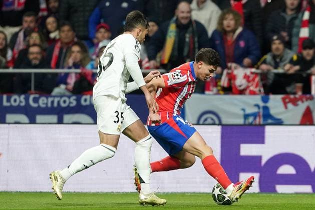 Atletico de Madrid s Julian Alvarez (r) and Real Madrid CF s Raul Asencio during Champions League 2024 2025 Round of 16 2nd leg match. March 12,2025. (20250312160)
