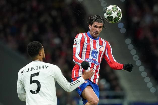 Atletico de Madrid s Rodrigo de Paul (r) and Real Madrid CF s Jude Bellingham during Champions League 2024 2025 Round of 16 2nd leg match. March 12,2025. (20250312164)