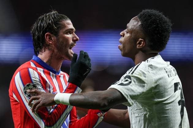ESP: Atletico de Madrid - Real Madrid. UEFA Champions League match. Round of 16. Second Leg. Vinicius Junior of Real Madrid and Rodrigo de Paul of Atletico de Madrid during the UEFA Champions League match, Round of 16, second leg, between Atletico de Madrid and Real Madrid played at Riyadh Air Metropolitano Stadium on March 12, 2025 in Madrid Spain. kpng Copyright: xAntonioxPozox xPRESSINPHOTOx AP_250312_ATL_RMA_UCL_052