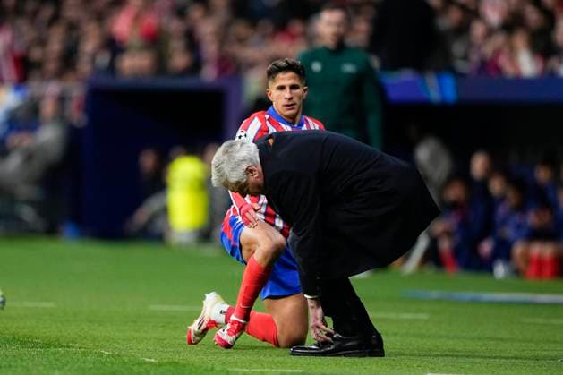 March 12, 2025, Madrid, Madrid, SPAIN: Giuliano Simeone of Atletico de Madrid beats Carlo Ancelotti, head coach of Real Madrid, during the UEFA Champions League 2024 25 League Round of 16 Second Leg match between Atletico de Madrid and Real Madrid CF, at Riyadh Air Metropolitano stadium on March 12, 2025, in Madrid, Spain. Madrid SPAIN - ZUMAa181 20250312_zaa_a181_103 Copyright: xOscarxJ.xBarrosox
