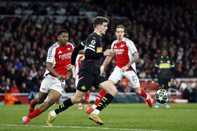 LONDON - (l-r) Myles Lewis-Skelly of Arsenal FC, Guus Til of PSV Eindhoven during the UEFA Champions league match between Arsenal FC and PSV Eindhoven at Emirates Stadium on March 12, 2025 in London, England. ANP KOEN VAN WEEL UEFA Champions League 2024 25 Round of 16 Second Leg 2024 25 xVIxANPxSportx xxANPxIVx 522220575 originalFilename: 522220575.jpg