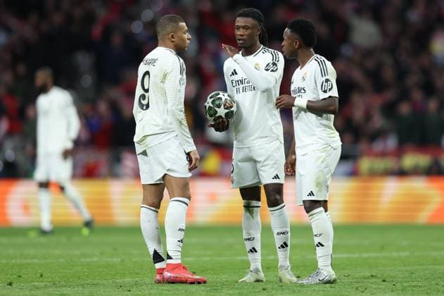ESP: Atletico de Madrid - Real Madrid. UEFA Champions League match. Round of 16. Second Leg. Kylian Mbappe, Vinicius Junior and Eduardo Camavinga of Real Madrid during the UEFA Champions League match, Round of 16, second leg, between Atletico de Madrid and Real Madrid played at Riyadh Air Metropolitano Stadium on March 12, 2025 in Madrid Spain. kpng Copyright: xAntonioxPozox xPRESSINPHOTOx AP_250312_ATL_RMA_UCL_069