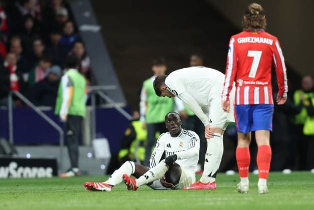 ESP: Atletico de Madrid - Real Madrid. UEFA Champions League match. Round of 16. Second Leg. Ferland Mendy of Real Madrid injured during the UEFA Champions League match, Round of 16, second leg, between Atletico de Madrid and Real Madrid played at Riyadh Air Metropolitano Stadium on March 12, 2025 in Madrid Spain. kpng Copyright: xAntonioxPozox xPRESSINPHOTOx AP_250312_ATL_RMA_UCL_070