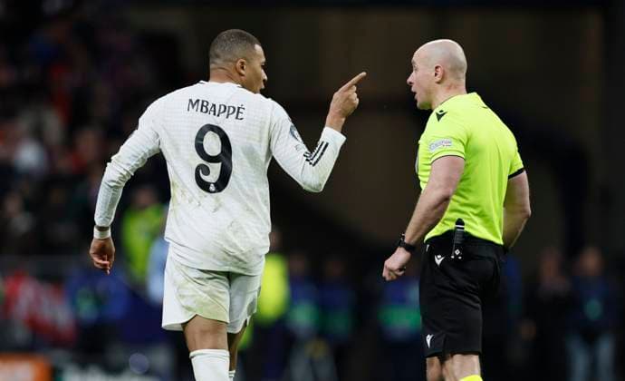 Atletico de Madrid v Real Madrid C.F. - UEFA Champions League 2024 25 Round of 16 Second Leg Kylian Mbappe of Real Madrid CF points a finger at Referee Szymon Marciniak during the UEFA Champions League 2024 25 UEFA Champions League 2024 25 Round of 16 second leg match between Atletico de Madrid and Real Madrid C.F. at Estadio Civitas Metropolitano on March 12, 2025 in Madrid, Spain. Madrid Estadio Metropolitano Spain Spain Copyright: xRichardxSellers Sportsphoto APLx 14061076