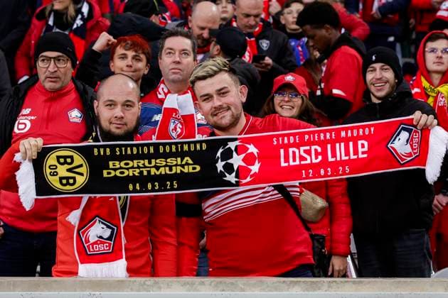 Lille, France March 12 Lille supporters having fun during the UEFA Champions League 2024 25 Round of 16 Second Leg match between LOSC Lille and Borussia Dortmund at Stade Pierre Mauroy on March 12, 2025 in Lille, France Lille Stade Pierre Mauroy France Copyright: xJustPictures.ch AntonioxBorgax jp-en-EuSpIm-AB5_Dortmund_Lille_12Mar2025_FR091