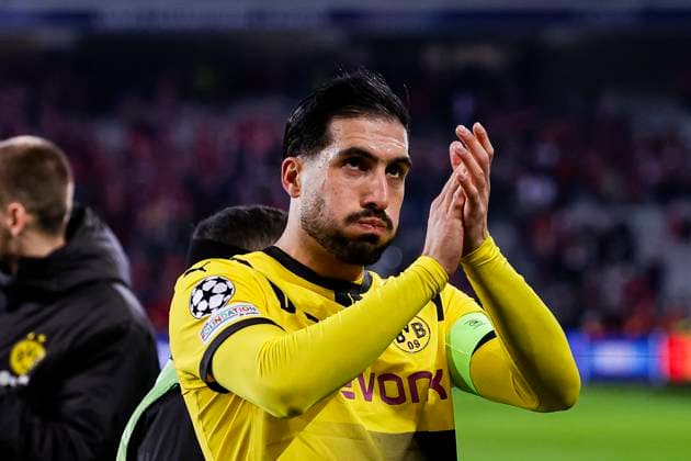Lille, France - March 12: Emre Can of Dortmund thanks supporters for standing following the UEFA Champions League 2024 25 Round of 16 Second Leg match between LOSC Lille and Borussia Dortmund at Stade Pierre Mauroy on March 12, 2025 in Lille, France. Lille Stade Pierre Mauroy France Copyright: xJustPictures.ch AntonioxBorgax jp-en-EuSpIm-AB5_Dortmund_Lille_12Mar2025_FR354
