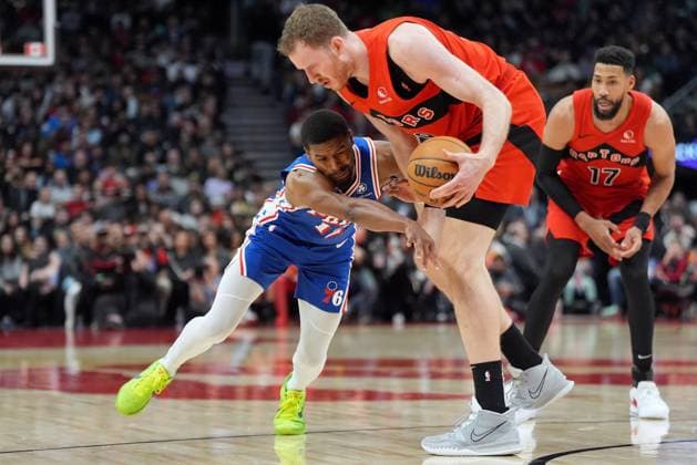 Bilder des Jahres 2025, Sport 03 März Sport Themen der Woche KW11 Sport Bilder des Tages March 12, 2025, Toronto, On, CANADA: Philadelphia 76ers guard Jared Butler (12) and Toronto Raptors centre Jakob Poeltl (19) vie for control of the loose ball during first half NBA, Basketball Herren, USA basketball action in Toronto, Wednesday, March 12, 2025. Canada News - March 12, 2025  - ZUMAc35_ 20250312_zaf_c35_101 Copyright: xFrankxGunnx
