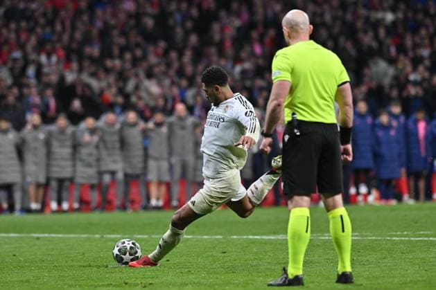 March 13, 2025, Madrid, Madrid, Spain: 5 JUDE BELLINGHAM hitting the ball during the UEFA Champions League 2024 25 UEFA Champions League 2024 25 Round of 16 second leg match between Atletico de Madrid and Real Madrid C.F. at Estadio Riyadh Air Metropolitano on March 12, 2025 in Madrid, Spain. Madrid Spain - ZUMAc312 20250313_zsp_c312_015 Copyright: xOscarxManuelxSanchezx