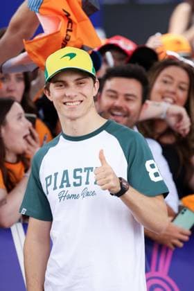 March 13, 2025: MELBOURNE, AUSTRALIA - MARCH 13: Oscar Piastri of Australia and McLaren Formula 1 Team with fans before the 2025 Australian Grand Prix at Albert Park in Melbourne, Australia - ZUMAp121 20250313_zsp_p121_007 Copyright: xChrisxPutnamx