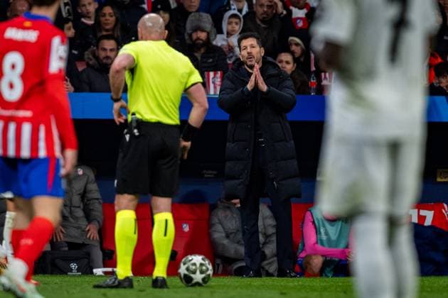 Atletico de Madrid vs Real Madrid CF - UEFA Champions League 2024 25 Round of 16 Second Leg Diego Pablo Simeone (R), head coach of Atletico de Madrid argues with Szymon Marciniak (L), referee of the match, during the UEFA Champions League 2024 25 Round of 16 second leg match between Atletico de Madrid and Real Madrid C.F. at Estadio Riyadh Air Metropolitano on March 12, 2025 in Madrid, Spain. Madrid Estadio Riyadh Air Metropolitano Madrid Spain Copyright: xAlbertoxGardinx AGardin_20250312_Football_Champions_Atl_Real_26