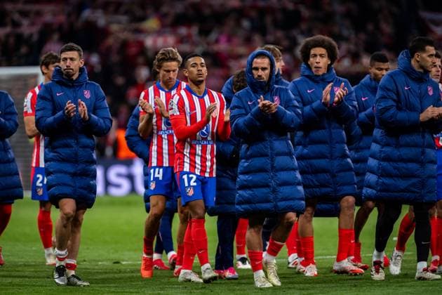 Atletico de Madrid vs Real Madrid CF - UEFA Champions League 2024 25 Round of 16 Second Leg Players of Atletico de Madrid (from L to R) Clement Lenglet, Samuel Lino, Antoine Griezmann, Axel Witsel cheers to the fans at the end of the UEFA Champions League 2024 25 Round of 16 second leg match between Atletico de Madrid and Real Madrid C.F. at Estadio Riyadh Air Metropolitano on March 12, 2025 in Madrid, Spain. Madrid Estadio Riyadh Air Metropolitano Madrid Spain Copyright: xAlbertoxGardinx AGardin_20250312_Football_Champions_Atl_Real_72