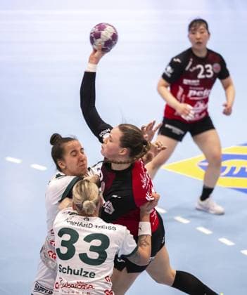HANDBALL WOMEN 1 BUNDESLIGA 21 GAME DAY THC FRISCH AUF GÖPPINGEN FOR EDITORIAL PURPOSES ONLY p 12 03 2025 Bad Langensalza Handball Women 1 Bundesliga Women Season 2024 2025 Salzhalle 21 Matchday Thüringer HC FRISCH AUF Göppingen in photo Csenge Kuczora 59 Thüringer HC in duel with Luisa Schulze 33 FRISCH AUF Göppingen Germany Thueringen Bad Langensalza Copyright SaschaxFromm Copyright: SaschaxFromm doc7zqq51m8uooz1d14by3 ,EDITORIAL USE ONLY Copyright: SaschaxFromm