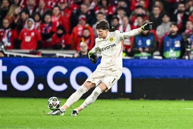 Goalkeeper Gregor Kobel BV Borussia Dortmund controls the ball during the UEFA Champions League 2024 25 Round of 16 Second Leg match between LOSC Lille and Borussia Dortmund at Stade Pierre Mauroy on March 12, 2025 in Lille, France Photo by Harry Langer DeFodi Images