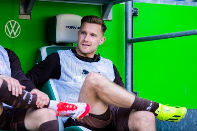 08 03 2025 Soccer, 2024 2025, 1 Bundesliga, 25 Matchday, VfL Wolfsburg FC St Pauli Johannes Eggestein Pauli on the bench, substitutes bench DFL REGULATIONS PROHIBIT ANY USE OF PHOTOGRAPHS AS IMAGE SEQUENCES AND OR QUASI VIDEO Wolfsburg Lower Saxony Germany Volkswagen Arena