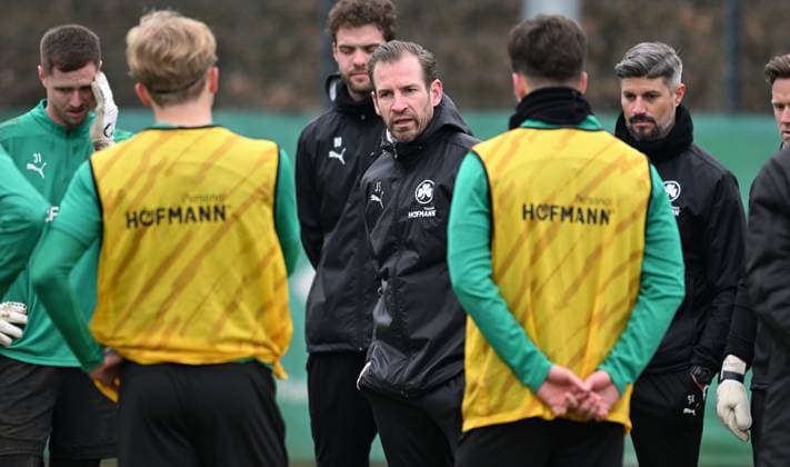 13 03 2025 Soccer 2 Bundesliga Season 2024 2025 SpVgg Greuther Fürth Fuerth Kleeblatt Training xwoxzix Jan Siewert Coach SpVgg Greuther Fürth speaks to team Team