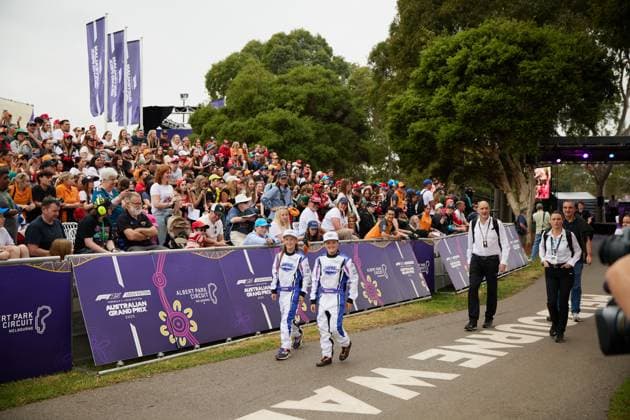 13 03 2025, xrarjax, Motorsport FIA Formula 1, Australian Grand Prix 2025 v l Fans, spectators waiting for the drivers FIA REGULATIONS PROHIBIT ANY USE OF PHOTOGRAPHS as IMAGE SEQUENCES and or QUASI VIDEO Melbourne