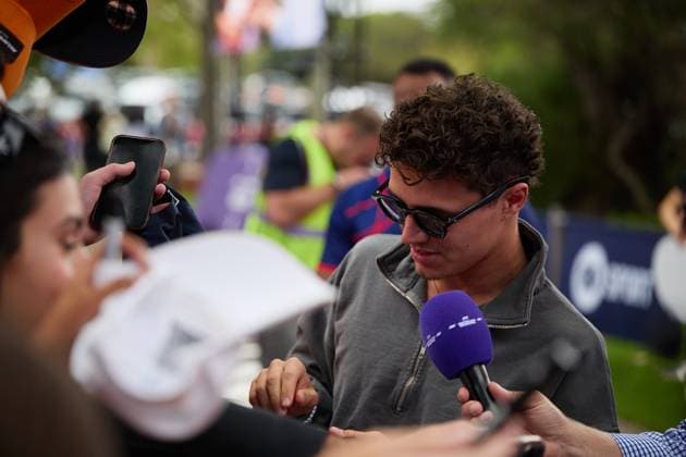 13 03 2025, xrarjax, Motorsport FIA Formula 1, Australian Grand Prix 2025 v l Lando Norris McLaren starting number 04 signs autographs with the fans FIA REGULATIONS PROHIBIT ANY USE OF PHOTOGRAPHS as IMAGE SEQUENCES and or QUASI VIDEO Melbourne