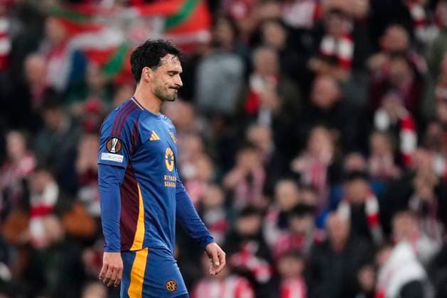 Athletic Club v AS Roma - UEFA Europa League 2024 25 Round of 16 Second Leg Mats Hummels centre-back of Roma and Germany is shown a red card during the UEFA Europa League 2024 25 Round of 16 Second Leg match between Athletic Club and AS Roma at Estadio de San Mames on March 13, 2025 in Bilbao, Spain. Bilbao Basque Country Spain  Copyright: xJosexBretonx originalFilename:bretonhernandez-athletic250313_npXvO.jpg