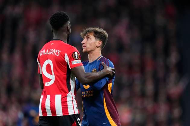 Athletic Club v AS Roma - UEFA Europa League 2024 25 Round of 16 Second Leg Inaki Williams right winger of Athletic Club and Ghana and Tommaso Baldanzi attacking midfield of Roma and Italy talk during the UEFA Europa League 2024 25 Round of 16 Second Leg match between Athletic Club and AS Roma at Estadio de San Mames on March 13, 2025 in Bilbao, Spain. Bilbao Basque Country Spain  Copyright: xJosexBretonx originalFilename:bretonhernandez-athletic250313_npbJE.jpg