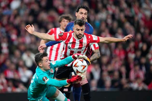 Sport Bilder des Tages Athletic Club v AS Roma - UEFA Europa League 2024 25 Round of 16 Second Leg Julen Agirrezabala goalkeeper of Athletic Club and Spain makes a save during the UEFA Europa League 2024 25 Round of 16 Second Leg match between Athletic Club and AS Roma at Estadio de San Mames on March 13, 2025 in Bilbao, Spain. Bilbao Basque Country Spain  Copyright: xJosexBretonx originalFilename:bretonhernandez-athletic250313_npuM9.jpg