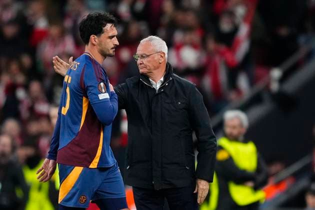 Athletic Club v AS Roma - UEFA Europa League 2024 25 Round of 16 Second Leg Mats Hummels centre-back of Roma and Germany is shown a red card during the UEFA Europa League 2024 25 Round of 16 Second Leg match between Athletic Club and AS Roma at Estadio de San Mames on March 13, 2025 in Bilbao, Spain. Bilbao Basque Country Spain  Copyright: xJosexBretonx originalFilename:bretonhernandez-athletic250313_npvqk.jpg