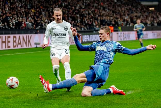Eintracht Frankfurt midfielder Mario Gotze, AFC Ajax Amsterdam defender Dies Janse during the match Eintracht Ajax at the for the UEFA Europa League Round of 16 2st leg season 2024 2025 in FRANKFURT, Germany on 13 march 2025, photo by Marcel van Dorst EYE4images DeFodi Images