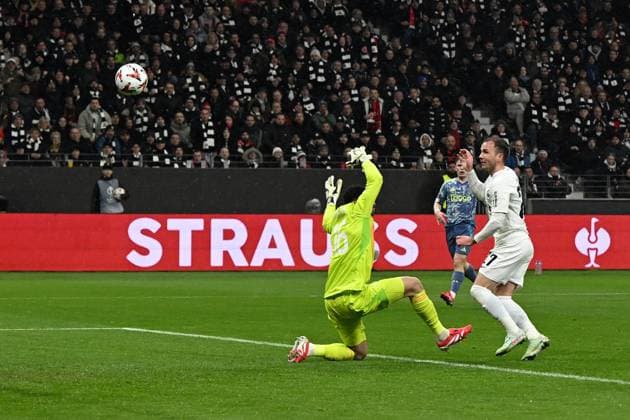 13 03 2025, xpsx, Fussball UEFA Europa League, Eintracht Frankfurt Ajax Amsterdam v l Mario Götze Goetze Eintracht Frankfurt Torschuetze, erzielt das Tor, Treffer, scores the goal 2 0 Matheus Ajax Amsterdam DFL DFB REGULATIONS PROHIBIT ANY USE OF PHOTOGRAPHS as IMAGE SEQUENCES and or QUASI VIDEO Frankfurt am Main