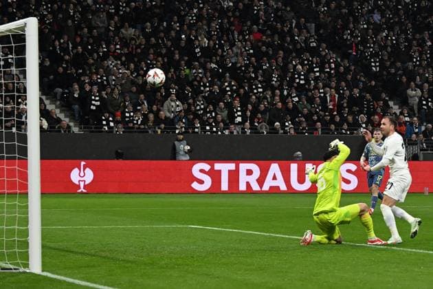 13 03 2025, xpsx, Fussball UEFA Europa League, Eintracht Frankfurt Ajax Amsterdam v l Mario Götze Goetze Eintracht Frankfurt Torschuetze, erzielt das Tor, Treffer, scores the goal 2 0 Matheus Ajax Amsterdam DFL DFB REGULATIONS PROHIBIT ANY USE OF PHOTOGRAPHS as IMAGE SEQUENCES and or QUASI VIDEO Frankfurt am Main