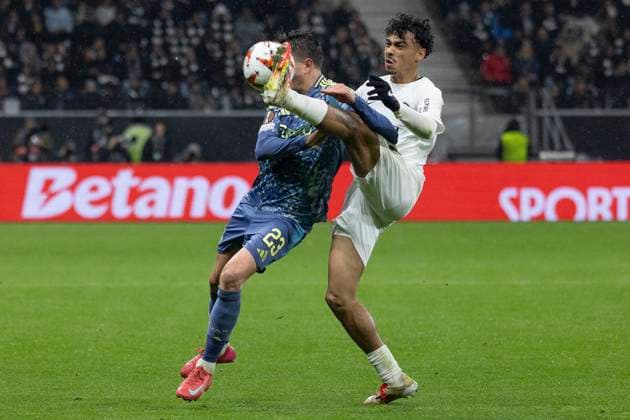 UEFA Europa League Eintracht Frankfurt Ajax Amsterdam, 13 03 2025 Nathaniel Brown Eintracht Frankfurt 21 clears the ball in front of Steven Berghuis Ajax Amsterdam 23 , Eintracht Frankfurt Ajax Amsterdam, Frankfurt, Deutsche Bank Park, 13 3 2025 Copyright: xBEAUTIFULxSPORTS Gawlikx