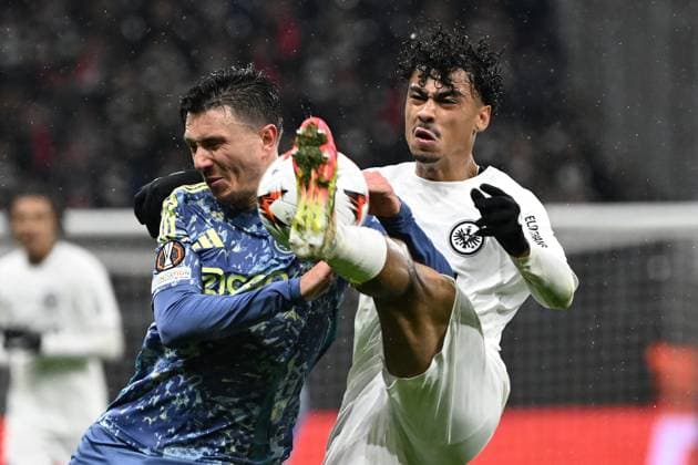 13 03 2025, xjhx, Football UEFA Europa League, Eintracht Frankfurt Ajax Amsterdam v l Steven Berghuis Ajax Amsterdam Nathaniel Brown Eintracht Frankfurt Zweikampf, Aktion, action, battle for the ball UEFA REGULATIONS PROHIBIT ANY USE OF PHOTOGRAPHS as IMAGE SEQUENCES and or QUASI VIDEO Frankfurt am Main