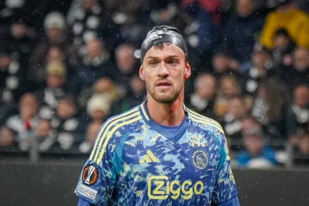 Uefa Europa League 2024 2025, round of 16 Eintracht Frankfurt vs Ajax Amsterdam Deutsche Bank Park Frankfurt, Germany Daniele Rugani Ajax Amsterdam, 24 plays with a swimming cap, rubber cap after head injury more Copyright: xJOERANxSTEINSIEKx