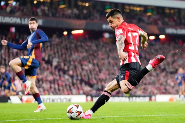 Athletic Club v AS Roma - UEFA Europa League 2024 25 Round of 16 Second Leg Yuri Berchiche left-back of Athletic Club and Spain shooting to goal during the UEFA Europa League 2024 25 Round of 16 Second Leg match between Athletic Club and AS Roma at Estadio de San Mames on March 13, 2025 in Bilbao, Spain. Bilbao Basque Country Spain  Copyright: xJosexBretonx originalFilename:bretonhernandez-athletic250313_npS5D.jpg