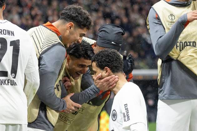 UEFA Europa League Eintracht Frankfurt Ajax Amsterdam, 13 03 2025 Mahmoud Dahoud Eintracht Frankfurt 18 holds the face of Hugo Ekitike Eintracht Frankfurt 11 to congratulate him on his 3-0 goal, Eintracht Frankfurt Ajax Amsterdam, Frankfurt, Deutsche Bank Park, 13 3 2025 Copyright: xBEAUTIFULxSPORTS Gawlikx