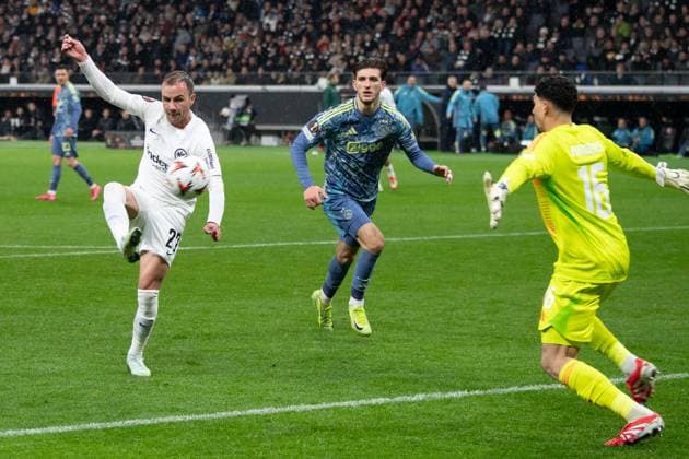 2025 03 13 xJAx UEFA EUROPA LEAGUE Eintracht Frankfurt AFC Ajax Amsterdam v l ,J Mario Götze Eintracht Frankfurt scores the goal for 2 0, goalkeeper, goalkeeper Matheus Magalhaes AFC Ajax Amsterdam DFL DFB REGULATIONS PROHIBIT ANY USE OF PHOTOGRAPHS as IMAGE SEQUENCES and or QUASI VIDEO Copyright: JoaquimxFerreira