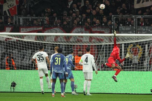 Parade after corner kick by Kaua Santos Eintracht Frankfurt 40 , Eintracht Frankfurt vs Ajax Amsterdam, Soccer, UEFA Europa League, Round of 16, Second leg, 13 03 2025 Frankfurt Hessen Germany Copyright: xkolbert-press MartinxAgüerax