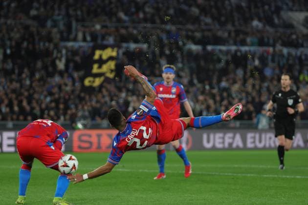Sport Bilder des Tages 13th March 2025, Stadio Olimpico, Rome, Italy; UEFA Europa League Last 16, Second Leg, Football; Lazio versus Viktoria Plzen; Cadu of Viktoria Plzen with an overhead kick and a scoring chance  ActionPlus12759759 EmanuelexPennacchio